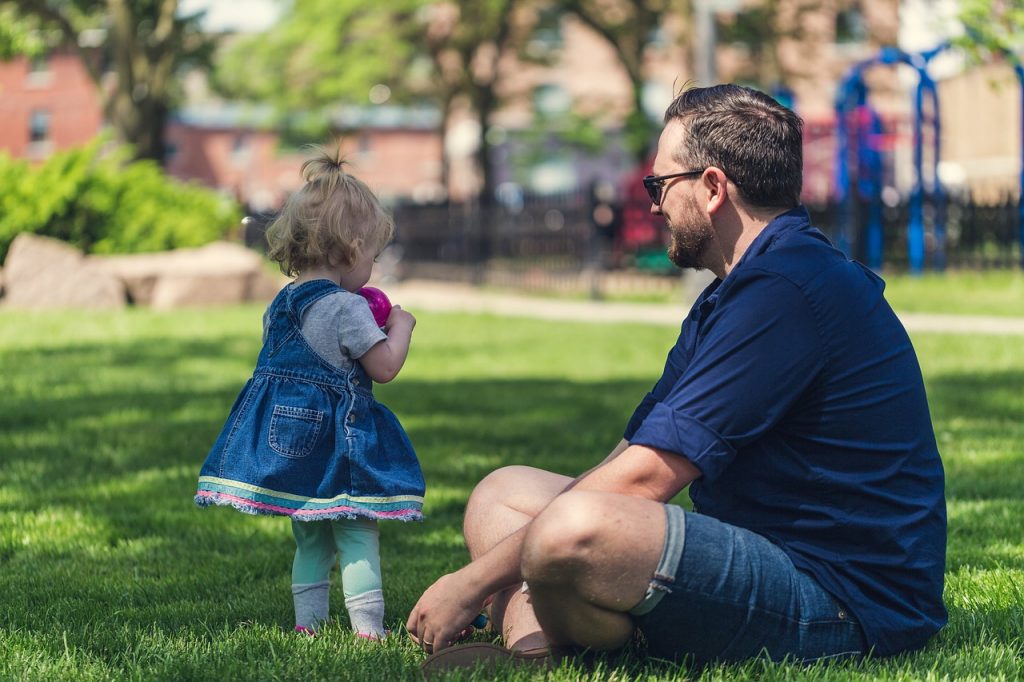Папа с дочерью в парке