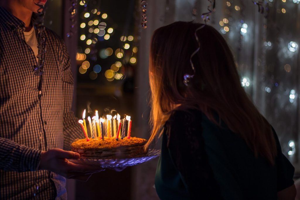 Торт со свечами и поздравлениями