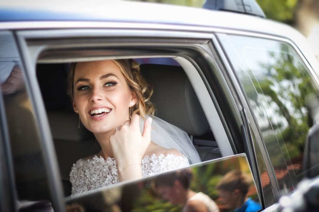 Счастливая невеста в машине