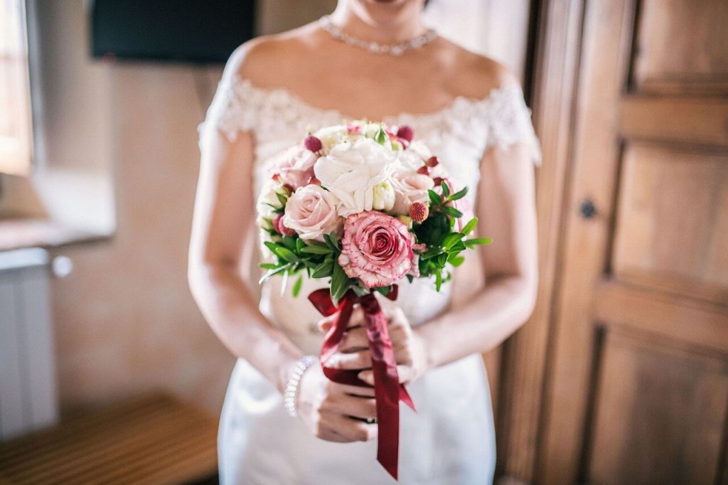 Невеста со свадебным букетом