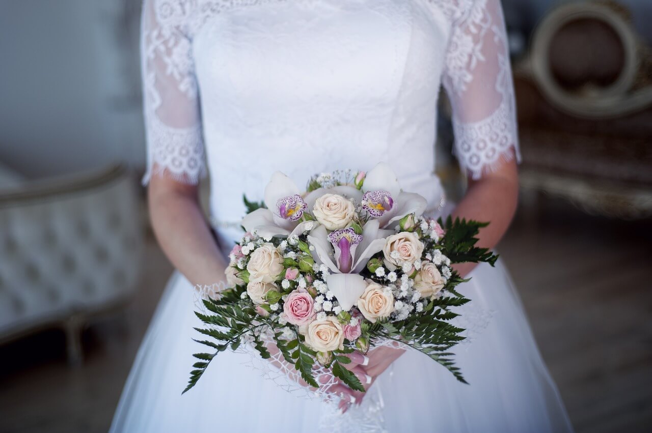 Невеста в платье с букетом