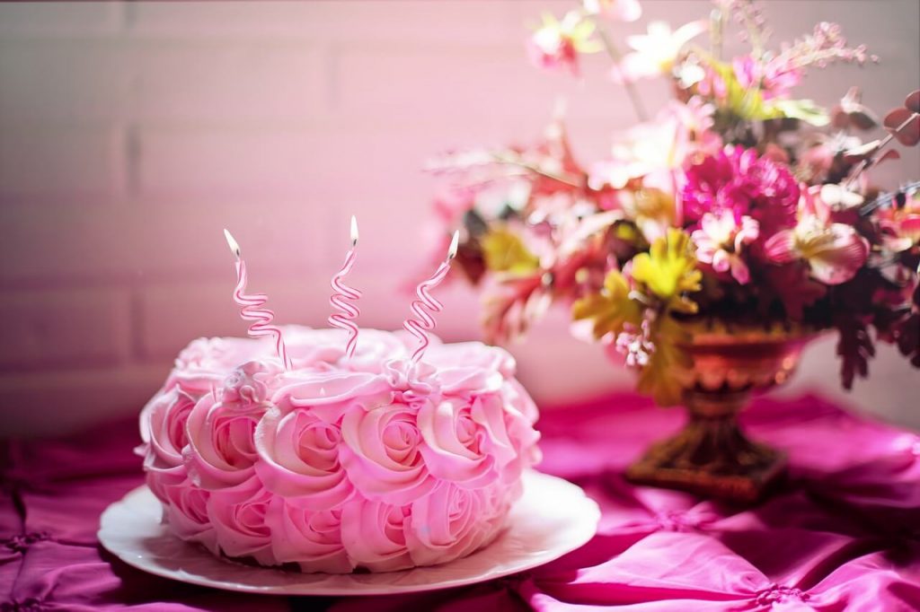Розовый торт с днем рождения