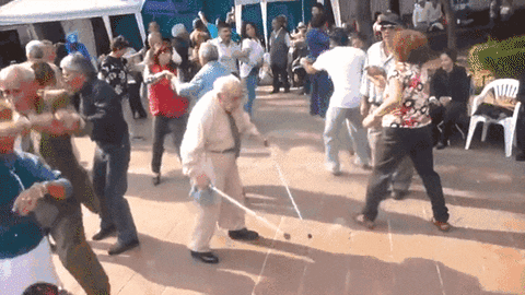 Дедушка пенсионер танцует