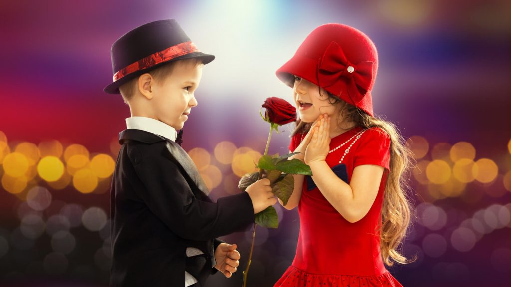 Мальчик дарит розу девочке