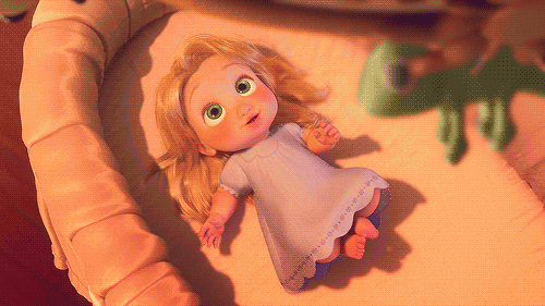 маленькая девочка в кроватке