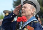 Ветеран Флота отдает честь в День Победы
