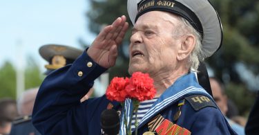 Ветеран Флота отдает честь в День Победы