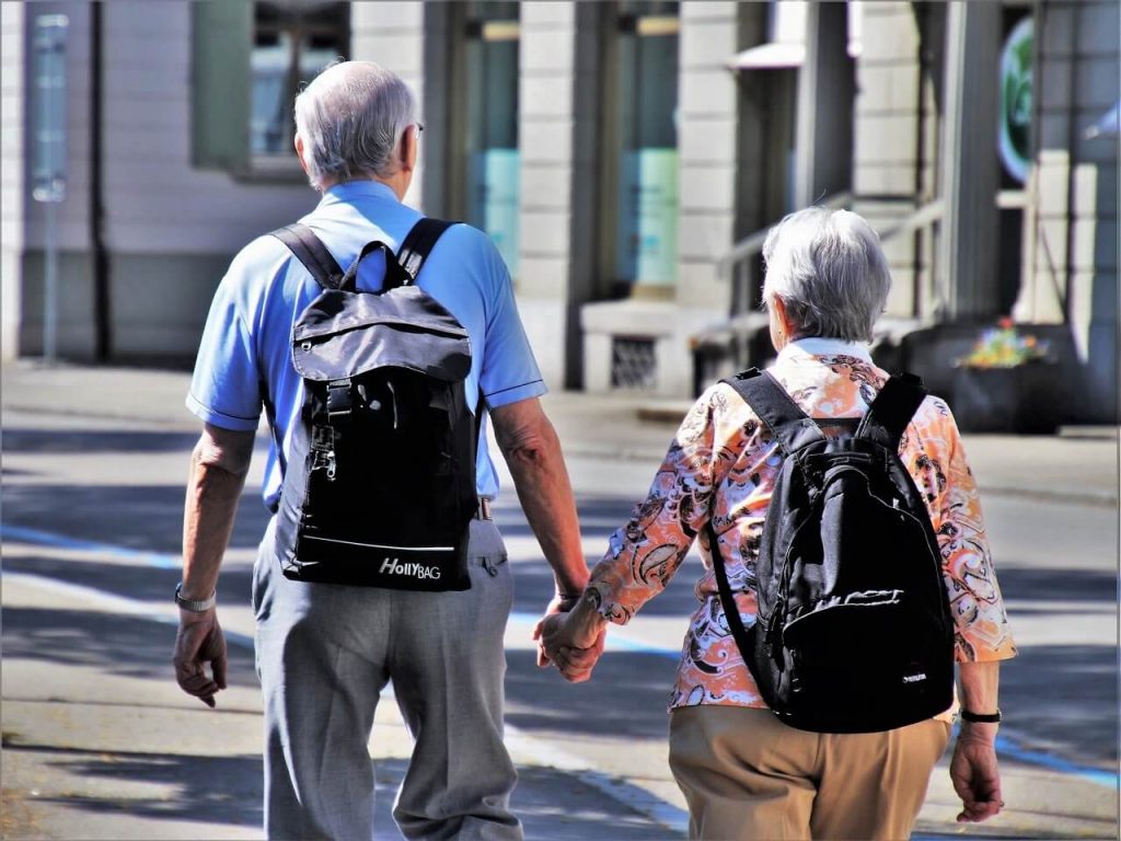 Пожилые супруги гуляют