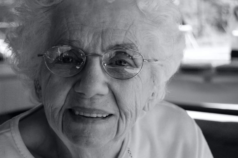 Бабушка улыбается - черно-белое фото