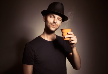 Доброе утро - мужчина с кофе