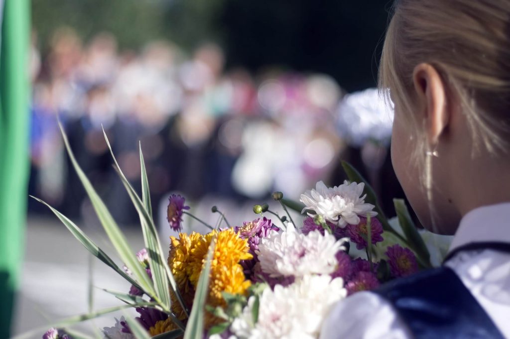 1 сентября - девочка с цветами